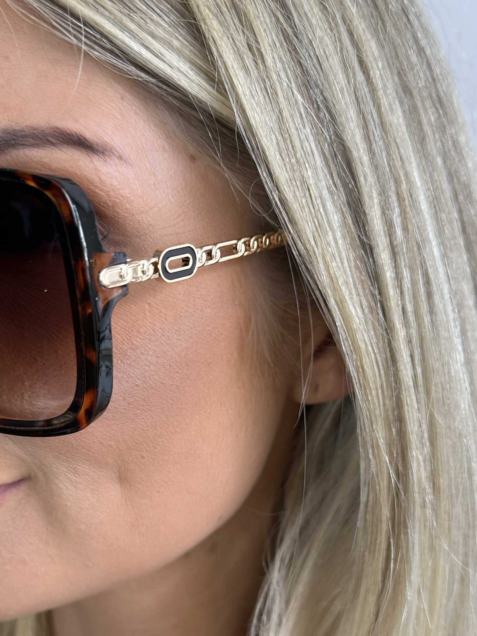 Debra - Firkantet solbriller med stel i 'lænke'